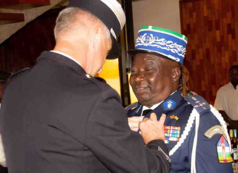 Une page inédite de l’histoire militaire de la République centrafricaine s’est écrite le 20 avril 2026, avec la distinction d’un officier général centrafricain par les autorités françaises. Le Général Henri Wanzet Linguisara a en effet été décoré de la Médaille de la Défense nationale lors d’une cérémonie solennelle organisée à Bangui.