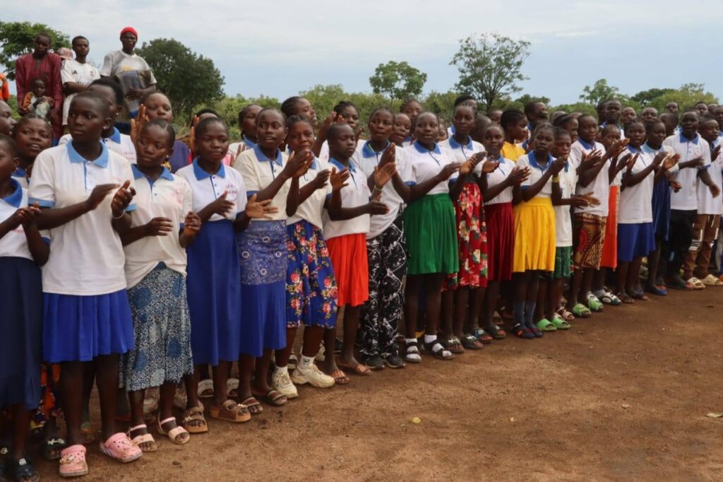 Le Président de la République, Faustin-Archange Touadéra, a effectué une visite officielle le 22 avril 2026 dans la commune de Bohong, située à environ 70 km de Bocaranga. Cette visite s’inscrivait dans le cadre de l’inauguration d’un Collège d’Enseignement Général portant son nom.