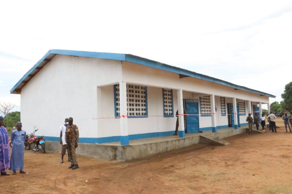 Le Président de la République, Faustin-Archange Touadéra, a effectué une visite officielle le 22 avril 2026 dans la commune de Bohong, située à environ 70 km de Bocaranga. Cette visite s’inscrivait dans le cadre de l’inauguration d’un Collège d’Enseignement Général portant son nom.