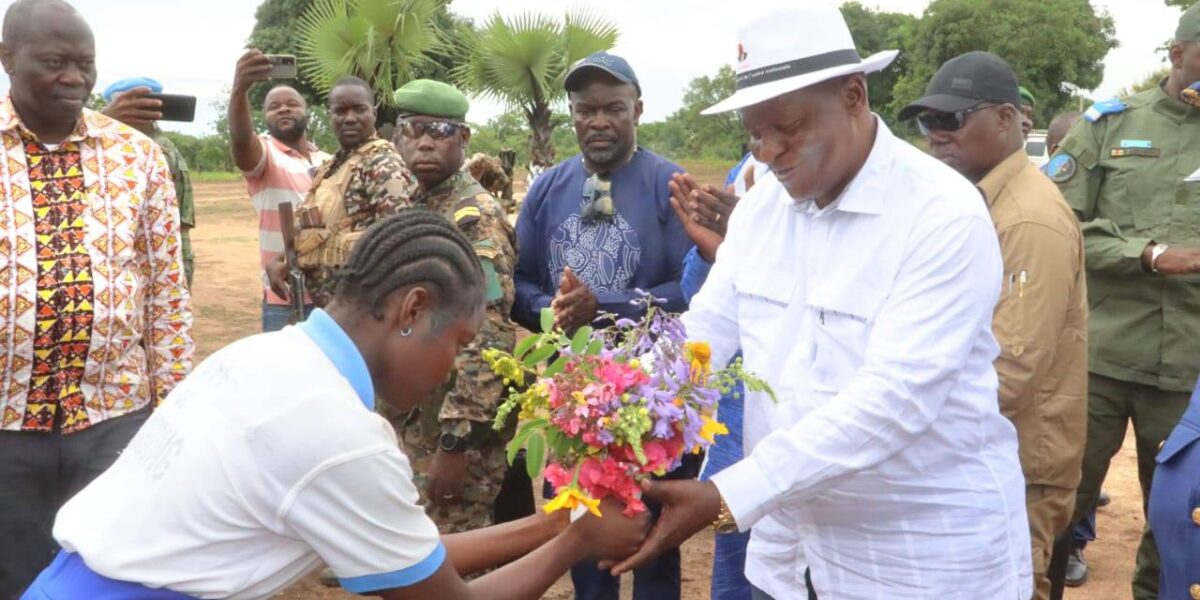 Le Président de la République, Faustin-Archange Touadéra, a effectué une visite officielle le 22 avril 2026 dans la commune de Bohong, située à environ 70 km de Bocaranga. Cette visite s’inscrivait dans le cadre de l’inauguration d’un Collège d’Enseignement Général portant son nom.