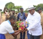 Le Président de la République, Faustin-Archange Touadéra, a effectué une visite officielle le 22 avril 2026 dans la commune de Bohong, située à environ 70 km de Bocaranga. Cette visite s’inscrivait dans le cadre de l’inauguration d’un Collège d’Enseignement Général portant son nom.