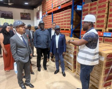 Cette semaine, une réunion des membres de l’équipe pays des Nations Unies en République centrafricaine s’est tenue dans un entrepôt logistique de Bangui, mettant en lumière l’importance des chaînes d’approvisionnement humanitaires dans le pays.