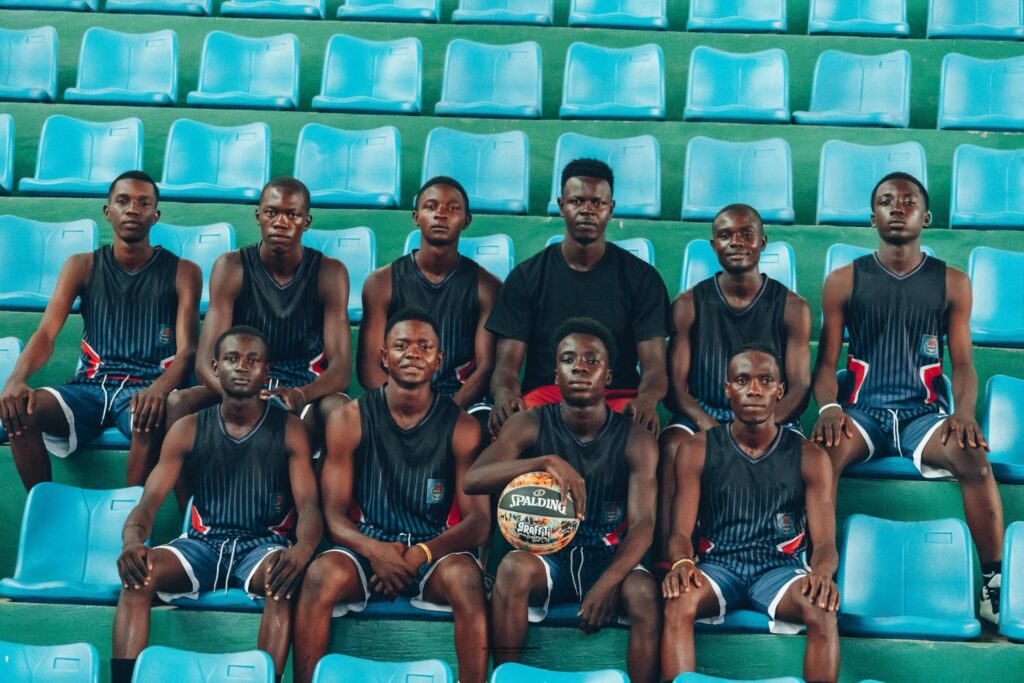 Après plusieurs mois de trêve, les passionnés de la balle orange en République centrafricaine s’apprêtent à vibrer de nouveau au rythme du championnat de la Ligue de basketball de Bangui. Le coup d’envoi de la saison sportive 2025-2026 est prévu pour le samedi 25 avril au Centre national de basketball Martin Ngoko.