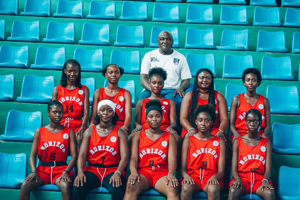 Après plusieurs mois de trêve, les passionnés de la balle orange en République centrafricaine s’apprêtent à vibrer de nouveau au rythme du championnat de la Ligue de basketball de Bangui. Le coup d’envoi de la saison sportive 2025-2026 est prévu pour le samedi 25 avril au Centre national de basketball Martin Ngoko.