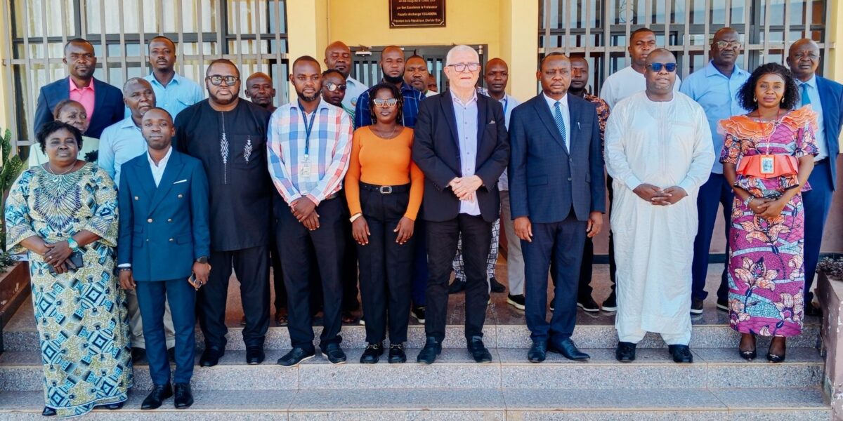 Dans un contexte où la sécurité aérienne s’impose comme une priorité stratégique, l’Autorité Nationale de l’Aviation Civile (ANAC) de la République centrafricaine intensifie ses efforts pour se conformer aux normes internationales. Sous la direction de Jean Mexin Atazi Yeke, l’institution mise sur le renforcement des capacités de son personnel afin d’améliorer durablement la supervision du secteur.