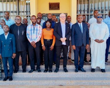 Dans un contexte où la sécurité aérienne s’impose comme une priorité stratégique, l’Autorité Nationale de l’Aviation Civile (ANAC) de la République centrafricaine intensifie ses efforts pour se conformer aux normes internationales. Sous la direction de Jean Mexin Atazi Yeke, l’institution mise sur le renforcement des capacités de son personnel afin d’améliorer durablement la supervision du secteur.