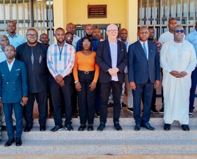 Dans un contexte où la sécurité aérienne s’impose comme une priorité stratégique, l’Autorité Nationale de l’Aviation Civile (ANAC) de la République centrafricaine intensifie ses efforts pour se conformer aux normes internationales. Sous la direction de Jean Mexin Atazi Yeke, l’institution mise sur le renforcement des capacités de son personnel afin d’améliorer durablement la supervision du secteur.