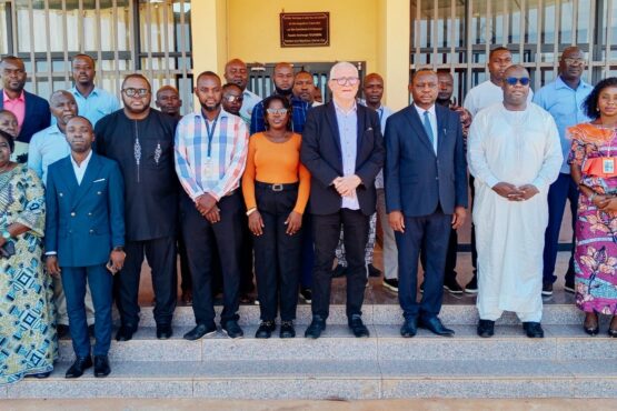 Dans un contexte où la sécurité aérienne s’impose comme une priorité stratégique, l’Autorité Nationale de l’Aviation Civile (ANAC) de la République centrafricaine intensifie ses efforts pour se conformer aux normes internationales. Sous la direction de Jean Mexin Atazi Yeke, l’institution mise sur le renforcement des capacités de son personnel afin d’améliorer durablement la supervision du secteur.