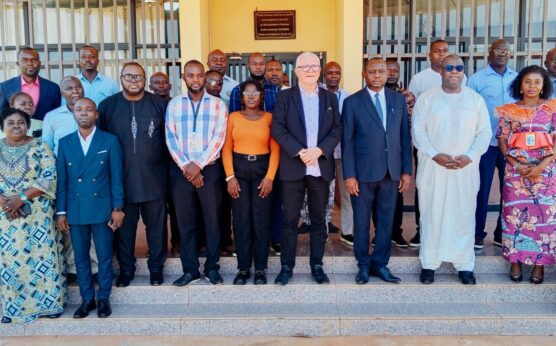 Dans un contexte où la sécurité aérienne s’impose comme une priorité stratégique, l’Autorité Nationale de l’Aviation Civile (ANAC) de la République centrafricaine intensifie ses efforts pour se conformer aux normes internationales. Sous la direction de Jean Mexin Atazi Yeke, l’institution mise sur le renforcement des capacités de son personnel afin d’améliorer durablement la supervision du secteur.