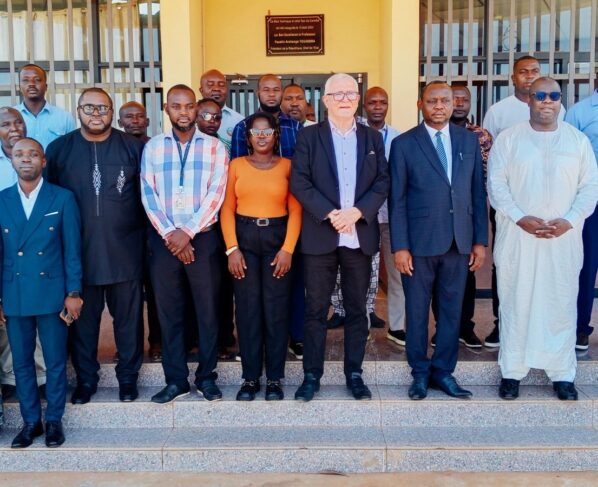 Dans un contexte où la sécurité aérienne s’impose comme une priorité stratégique, l’Autorité Nationale de l’Aviation Civile (ANAC) de la République centrafricaine intensifie ses efforts pour se conformer aux normes internationales. Sous la direction de Jean Mexin Atazi Yeke, l’institution mise sur le renforcement des capacités de son personnel afin d’améliorer durablement la supervision du secteur.