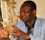 Bangui, 6 mai. Troisième coup d’arrêt pour Anicet-Georges Dologuélé. L’ancien Premier ministre a été interpellé ce mardi à l’aéroport Bangui-Mpoko alors qu’il s’apprêtait à voyager. Son passeport a été confisqué sans notification officielle.