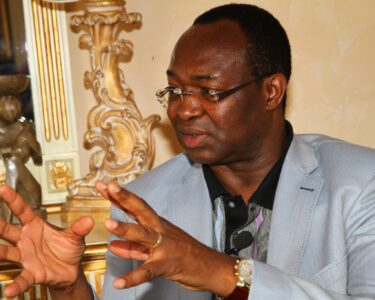 Bangui, 6 mai. Troisième coup d’arrêt pour Anicet-Georges Dologuélé. L’ancien Premier ministre a été interpellé ce mardi à l’aéroport Bangui-Mpoko alors qu’il s’apprêtait à voyager. Son passeport a été confisqué sans notification officielle.