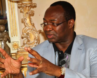 Bangui, 6 mai. Troisième coup d’arrêt pour Anicet-Georges Dologuélé. L’ancien Premier ministre a été interpellé ce mardi à l’aéroport Bangui-Mpoko alors qu’il s’apprêtait à voyager. Son passeport a été confisqué sans notification officielle.