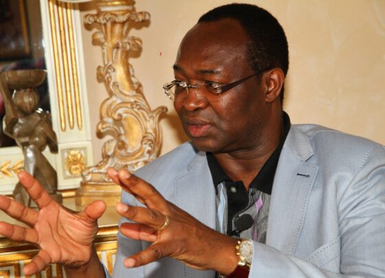 Bangui, 6 mai. Troisième coup d’arrêt pour Anicet-Georges Dologuélé. L’ancien Premier ministre a été interpellé ce mardi à l’aéroport Bangui-Mpoko alors qu’il s’apprêtait à voyager. Son passeport a été confisqué sans notification officielle.