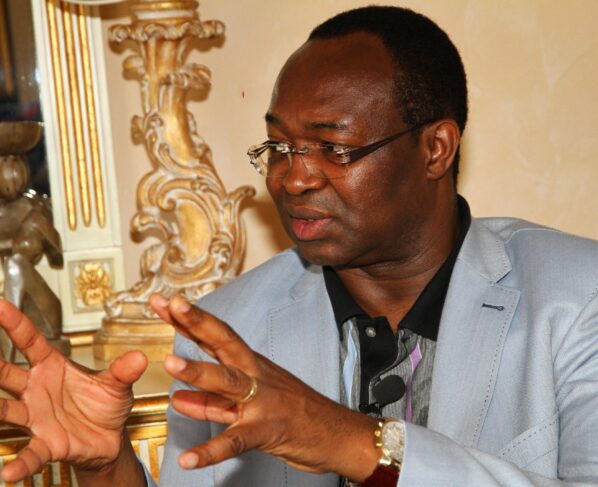 Bangui, 6 mai. Troisième coup d’arrêt pour Anicet-Georges Dologuélé. L’ancien Premier ministre a été interpellé ce mardi à l’aéroport Bangui-Mpoko alors qu’il s’apprêtait à voyager. Son passeport a été confisqué sans notification officielle.