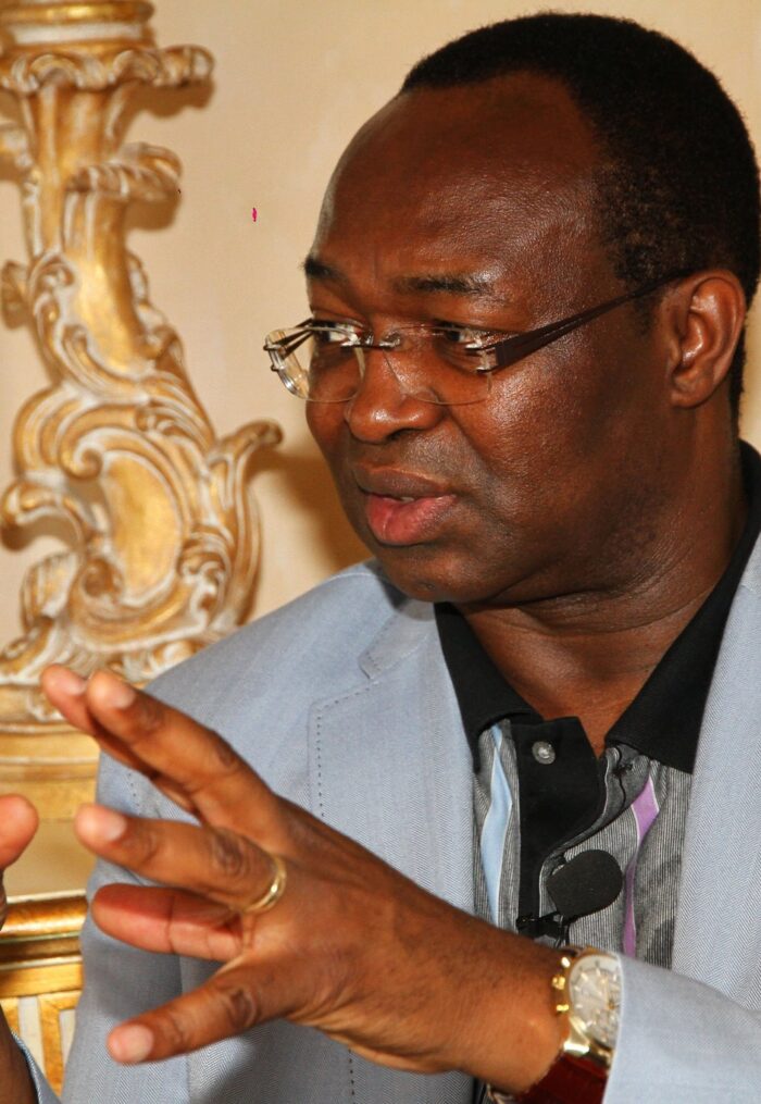 Bangui, 6 mai. Troisième coup d’arrêt pour Anicet-Georges Dologuélé. L’ancien Premier ministre a été interpellé ce mardi à l’aéroport Bangui-Mpoko alors qu’il s’apprêtait à voyager. Son passeport a été confisqué sans notification officielle.