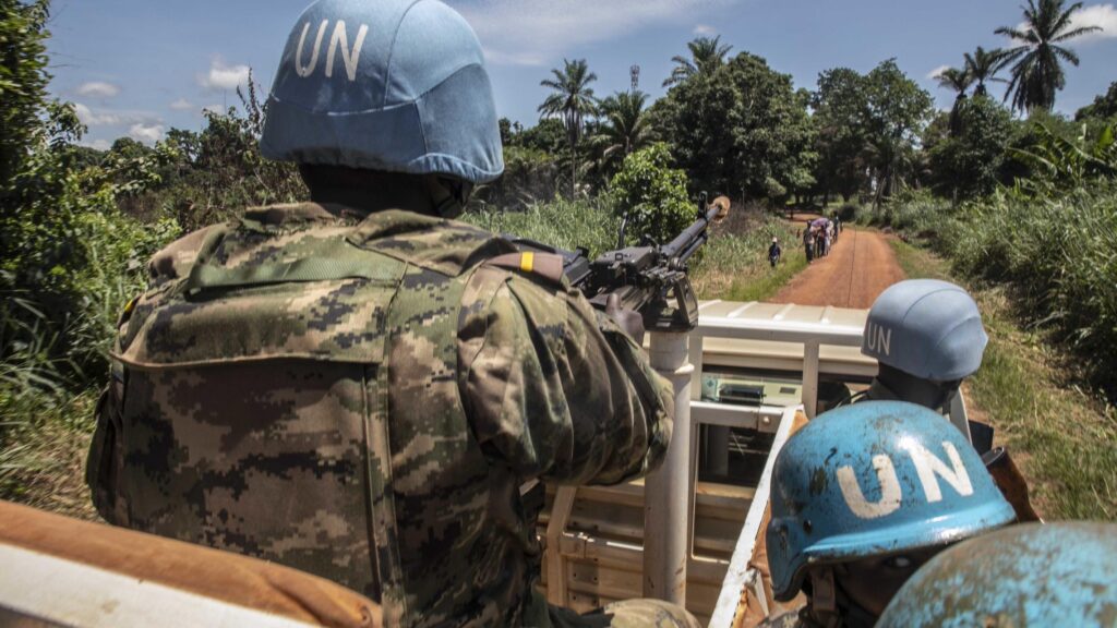BANGUI – Le Premier ministre centrafricain Félix Moloua a reçu en audience Valentine Rugwabiza afin d’échanger sur les perspectives de reconfiguration de la MINUSCA dans un contexte marqué par l’évolution de la situation sécuritaire et institutionnelle du pays.
