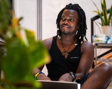 L’artiste pluridisciplinaire centrafricain Rafiki RH2O a marqué son apparition sur le tapis rouge du Festival de Cannes avec la présentation de son nouveau film intitulé Congo Boy.