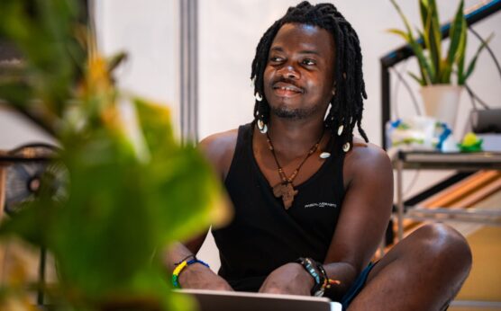 L’artiste pluridisciplinaire centrafricain Rafiki RH2O a marqué son apparition sur le tapis rouge du Festival de Cannes avec la présentation de son nouveau film intitulé Congo Boy.