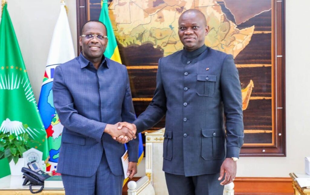 Face à la montée de rumeurs persistantes sur une éventuelle dévaluation du franc CFA, la Banque des États de l’Afrique Centrale a tenu à apporter une réponse claire et ferme. Depuis Bangui, son gouverneur, Yvon Sana Bangui, a catégoriquement démenti ces informations, qualifiées de spéculatives et infondées.