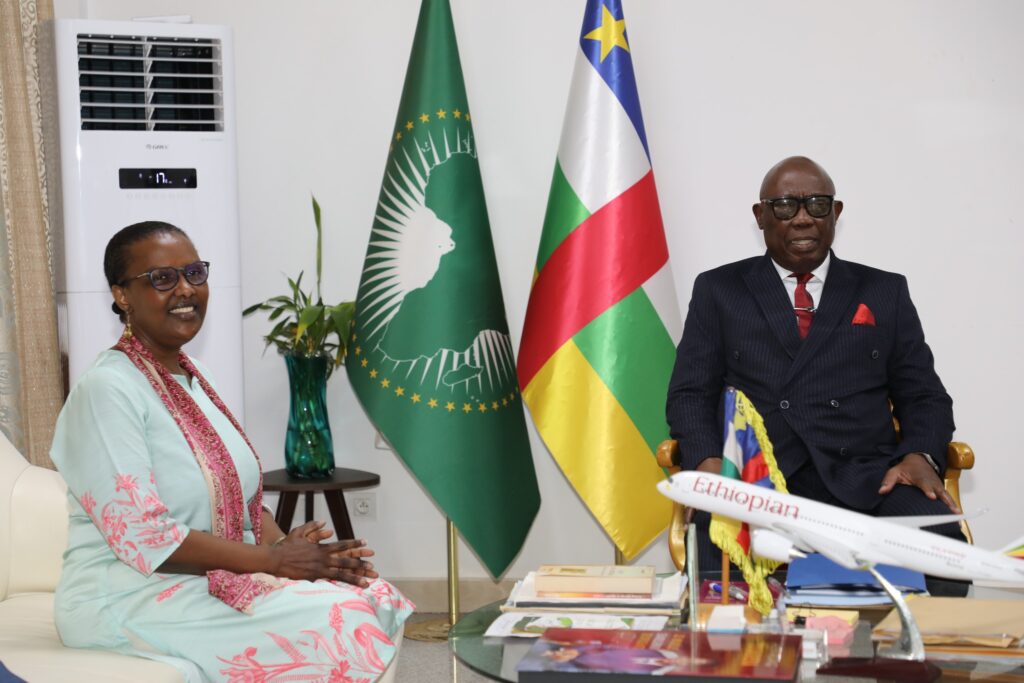 BANGUI – Le Premier ministre centrafricain Félix Moloua a reçu en audience Valentine Rugwabiza afin d’échanger sur les perspectives de reconfiguration de la MINUSCA dans un contexte marqué par l’évolution de la situation sécuritaire et institutionnelle du pays.