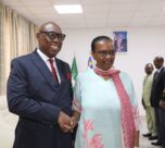 BANGUI – Le Premier ministre centrafricain Félix Moloua a reçu en audience Valentine Rugwabiza afin d’échanger sur les perspectives de reconfiguration de la MINUSCA dans un contexte marqué par l’évolution de la situation sécuritaire et institutionnelle du pays.