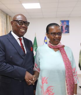 BANGUI – Le Premier ministre centrafricain Félix Moloua a reçu en audience Valentine Rugwabiza afin d’échanger sur les perspectives de reconfiguration de la MINUSCA dans un contexte marqué par l’évolution de la situation sécuritaire et institutionnelle du pays.