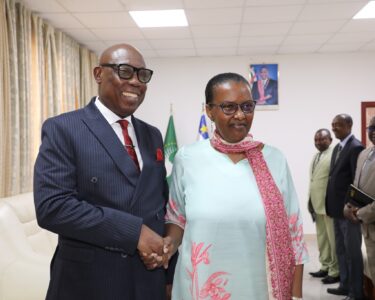 BANGUI – Le Premier ministre centrafricain Félix Moloua a reçu en audience Valentine Rugwabiza afin d’échanger sur les perspectives de reconfiguration de la MINUSCA dans un contexte marqué par l’évolution de la situation sécuritaire et institutionnelle du pays.