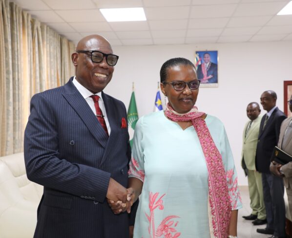 BANGUI – Le Premier ministre centrafricain Félix Moloua a reçu en audience Valentine Rugwabiza afin d’échanger sur les perspectives de reconfiguration de la MINUSCA dans un contexte marqué par l’évolution de la situation sécuritaire et institutionnelle du pays.