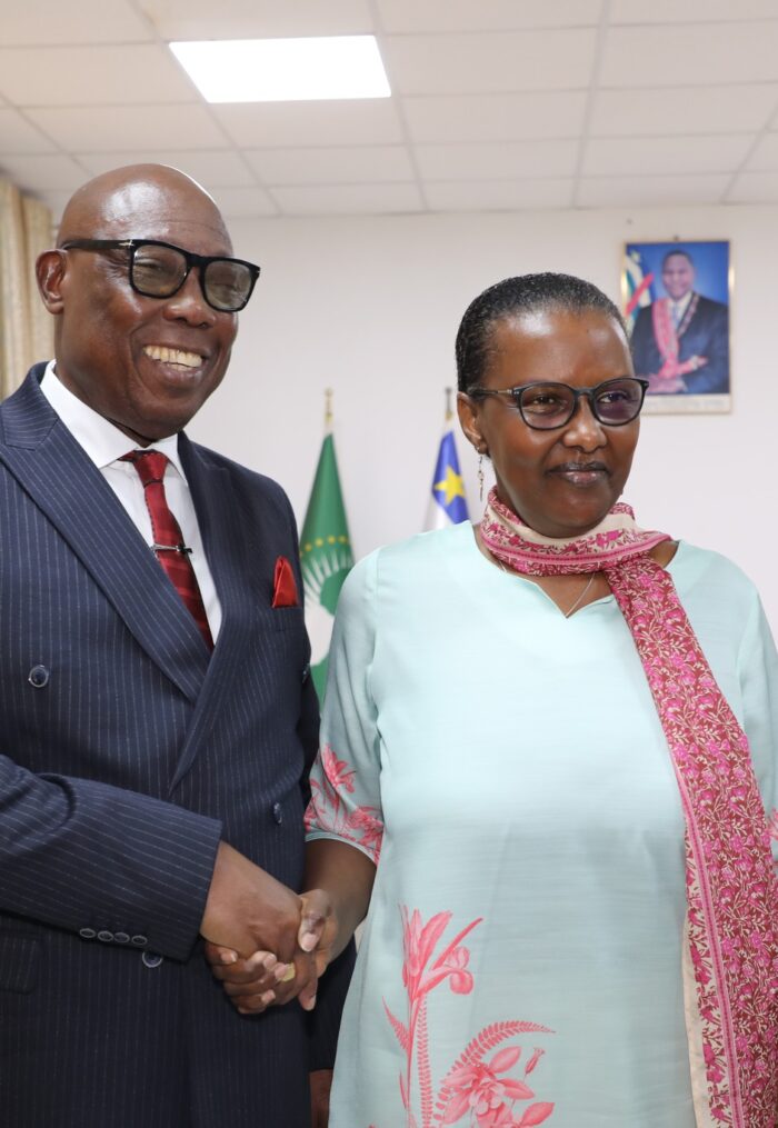 BANGUI – Le Premier ministre centrafricain Félix Moloua a reçu en audience Valentine Rugwabiza afin d’échanger sur les perspectives de reconfiguration de la MINUSCA dans un contexte marqué par l’évolution de la situation sécuritaire et institutionnelle du pays.