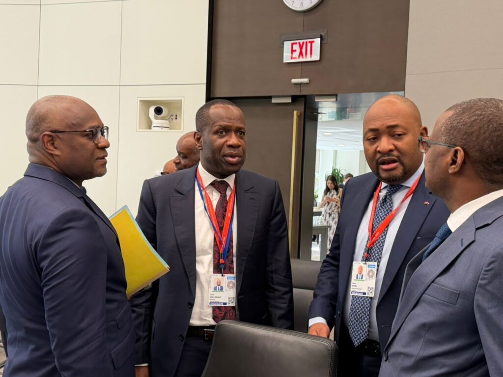 Face à la montée de rumeurs persistantes sur une éventuelle dévaluation du franc CFA, la Banque des États de l’Afrique Centrale a tenu à apporter une réponse claire et ferme. Depuis Bangui, son gouverneur, Yvon Sana Bangui, a catégoriquement démenti ces informations, qualifiées de spéculatives et infondées.