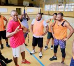 À Douala, le dimanche matin a un son particulier. Celui du ballon qui claque sur le bitume, des sneakers qui crissent et des cris d’encouragement. Au cœur de Bonandjo, l’Association des Basketteurs de Bonandjo, l’ABABO, transforme chaque week-end le terrain du quartier en véritable temple du basket des vétérans.