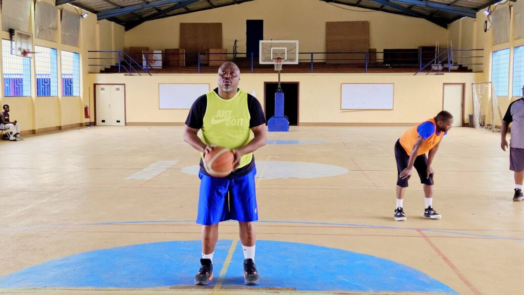 À Douala, le dimanche matin a un son particulier. Celui du ballon qui claque sur le bitume, des sneakers qui crissent et des cris d’encouragement. Au cœur de Bonandjo, l’Association des Basketteurs de Bonandjo, l’ABABO, transforme chaque week-end le terrain du quartier en véritable temple du basket des vétérans.
