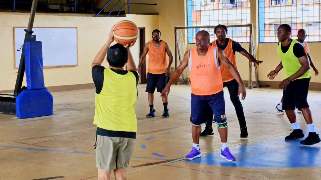 À Douala, le dimanche matin a un son particulier. Celui du ballon qui claque sur le bitume, des sneakers qui crissent et des cris d’encouragement. Au cœur de Bonandjo, l’Association des Basketteurs de Bonandjo, l’ABABO, transforme chaque week-end le terrain du quartier en véritable temple du basket des vétérans.