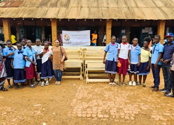 Face à la surpopulation scolaire critique au Lycée Fatima, l’Association Hisia, présidée par la centro Djiboutienne, Madame Crozon Abdoukarim, a effectué un don de tables-bancs ce mardi 28 mai 2026.