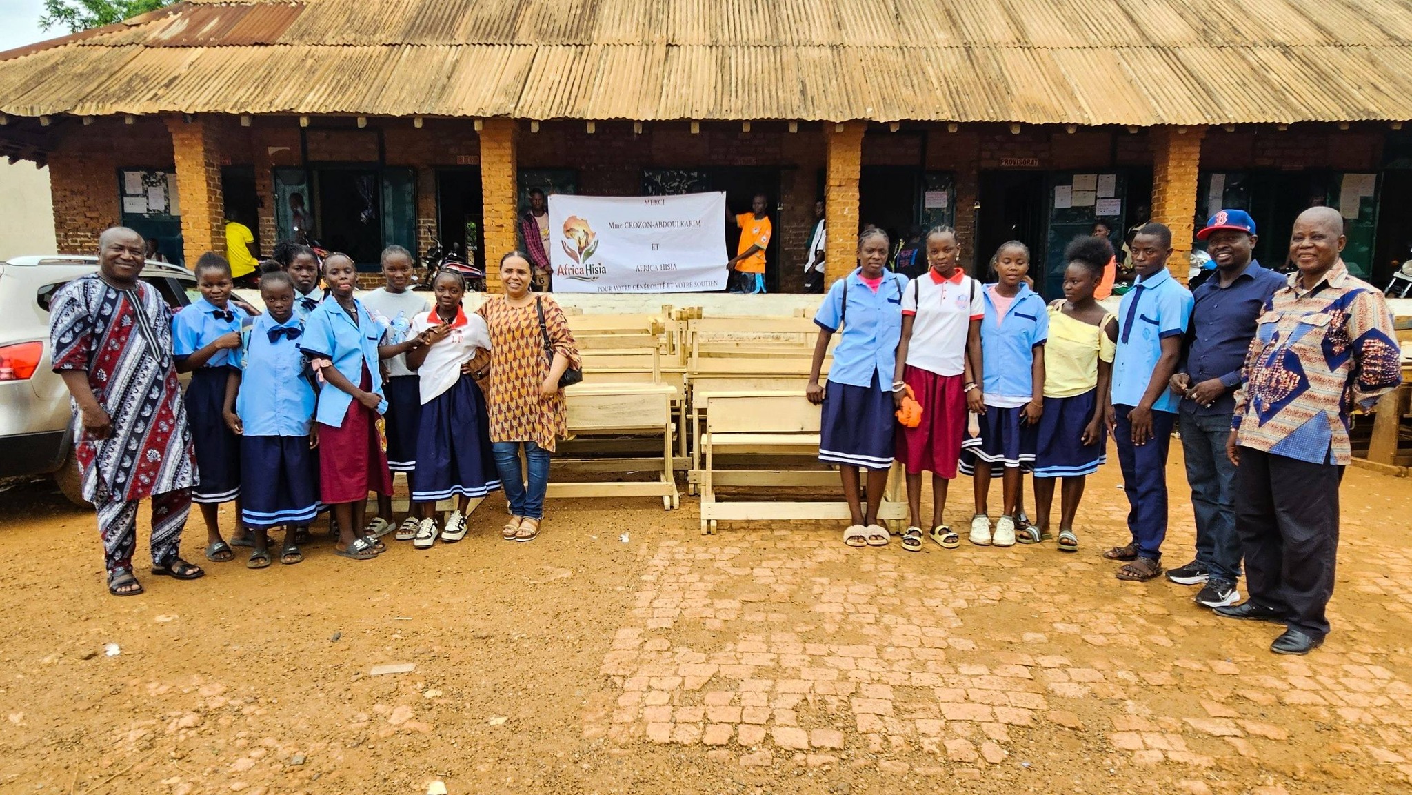 #Centrafrique: Bangui; L’Association Hissia de Mme Crozon Abdoukarim vole au secours du Lycée Fatima avec un don de tables-bancs
