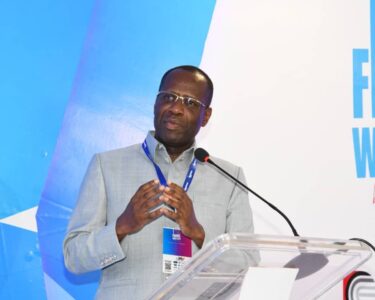 Face à la montée de rumeurs persistantes sur une éventuelle dévaluation du franc CFA, la Banque des États de l’Afrique Centrale a tenu à apporter une réponse claire et ferme. Depuis Bangui, son gouverneur, Yvon Sana Bangui, a catégoriquement démenti ces informations, qualifiées de spéculatives et infondées.