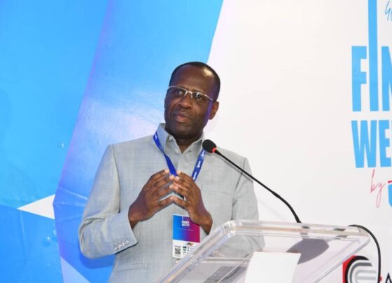 Face à la montée de rumeurs persistantes sur une éventuelle dévaluation du franc CFA, la Banque des États de l’Afrique Centrale a tenu à apporter une réponse claire et ferme. Depuis Bangui, son gouverneur, Yvon Sana Bangui, a catégoriquement démenti ces informations, qualifiées de spéculatives et infondées.