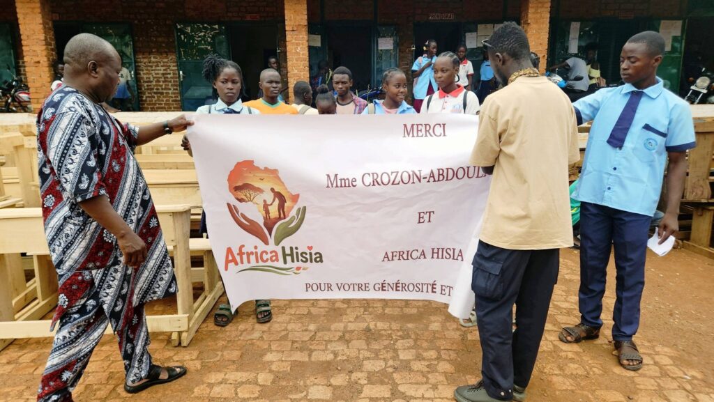 Face à la surpopulation scolaire critique au Lycée Fatima, l’Association Hisia, présidée par la centro Djiboutienne, Madame Crozon Abdoukarim, a effectué un don de tables-bancs ce mardi 28 mai 2026.