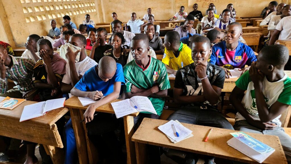 Face à la surpopulation scolaire critique au Lycée Fatima, l’Association Hisia, présidée par la centro Djiboutienne, Madame Crozon Abdoukarim, a effectué un don de tables-bancs ce mardi 28 mai 2026.