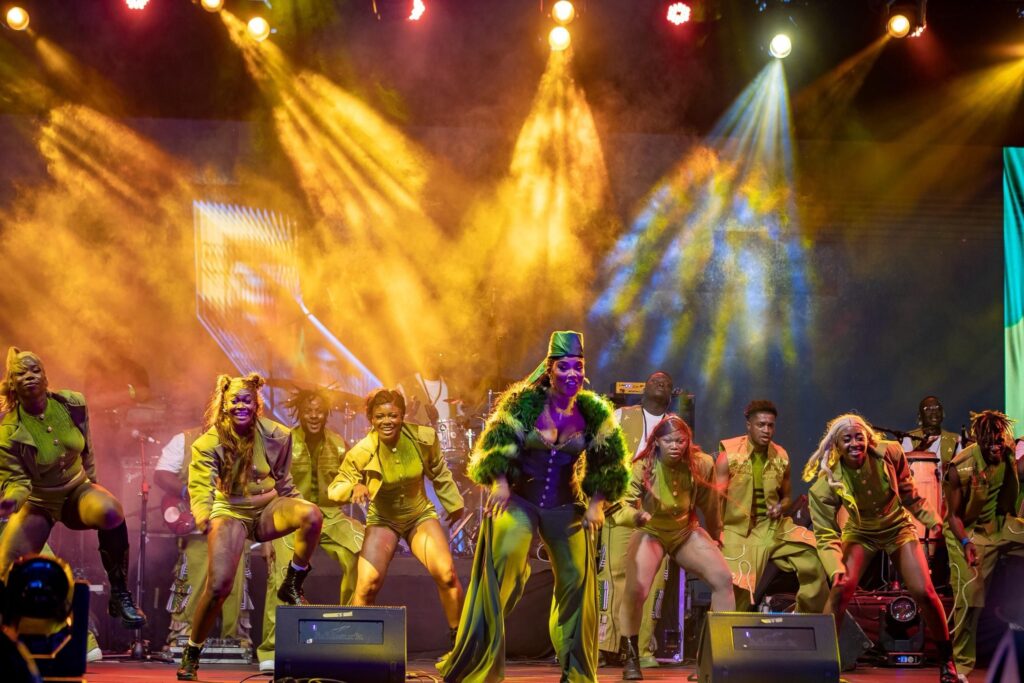La 18ᵉ édition du Festival des Musiques Urbaines d’Anoumabo (FEMUA18) s’impose une fois de plus comme l’un des plus grands rendez-vous culturels d’Afrique. Organisé à Abidjan, cet événement majeur réunit chaque année des milliers de festivaliers autour de la musique, de la culture et du développement.