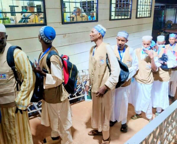 500 pèlerins centrafricains ont quitté Bangui ce mardi à destination des Lieux Saints de l’Islam. Le vol, opéré par la compagnie Max Air, a été organisé par le bureau AIDPACA.