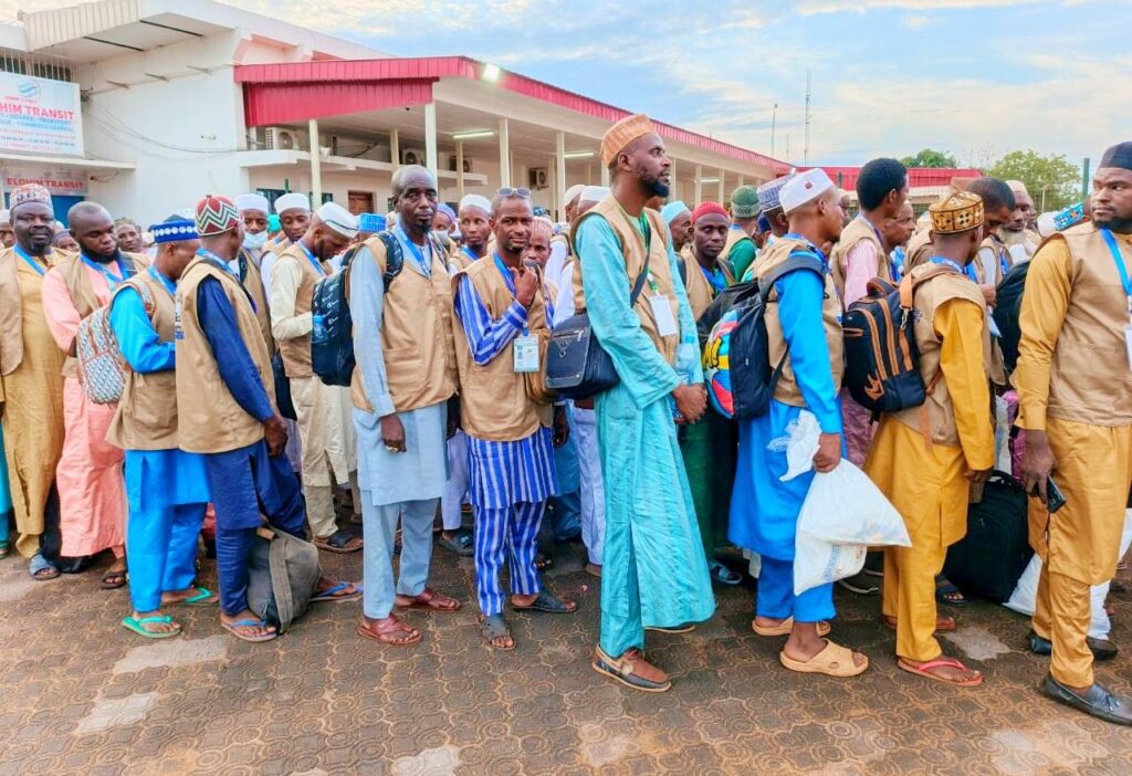 500 pèlerins centrafricains ont quitté Bangui ce mardi à destination des Lieux Saints de l’Islam. Le vol, opéré par la compagnie Max Air, a été organisé par le bureau AIDPACA.