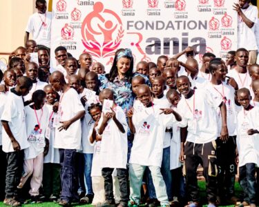 La Fondation Rania a transformé une journée ordinaire en un souvenir inoubliable pour des dizaines d’enfants défavorisés. Entre chants, danses, jeux et partages, l’espace s’est rempli de ce qui manque parfois le plus : la légèreté d’être simplement enfant.