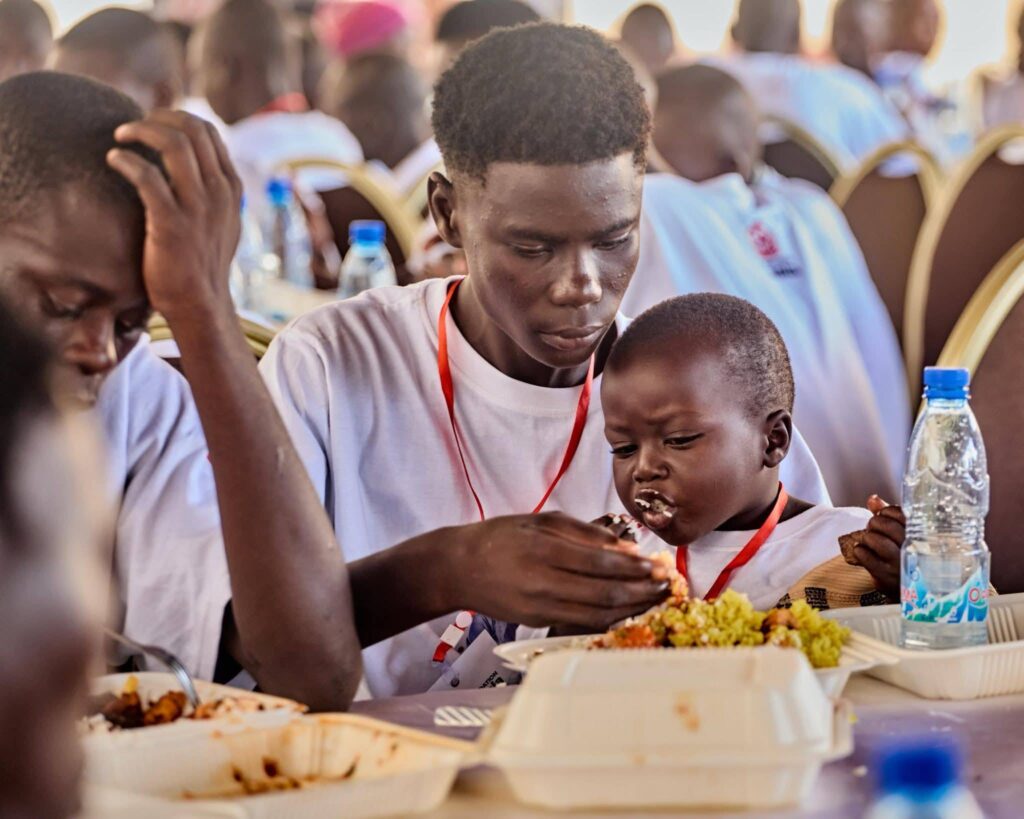 La Fondation Rania a transformé une journée ordinaire en un souvenir inoubliable pour des dizaines d’enfants défavorisés. Entre chants, danses, jeux et partages, l’espace s’est rempli de ce qui manque parfois le plus : la légèreté d’être simplement enfant.