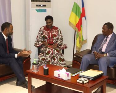 Le président Faustin-Archange Touadéra a accordé, ce lundi 18 mai 2026 à Bangui, une audience à Mohammed Abdiker, en visite de travail en République centrafricaine. Cette rencontre traduit la volonté des partenaires internationaux de renforcer leur accompagnement au processus de stabilisation et de développement du pays.