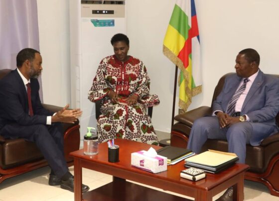 Le président Faustin-Archange Touadéra a accordé, ce lundi 18 mai 2026 à Bangui, une audience à Mohammed Abdiker, en visite de travail en République centrafricaine. Cette rencontre traduit la volonté des partenaires internationaux de renforcer leur accompagnement au processus de stabilisation et de développement du pays.