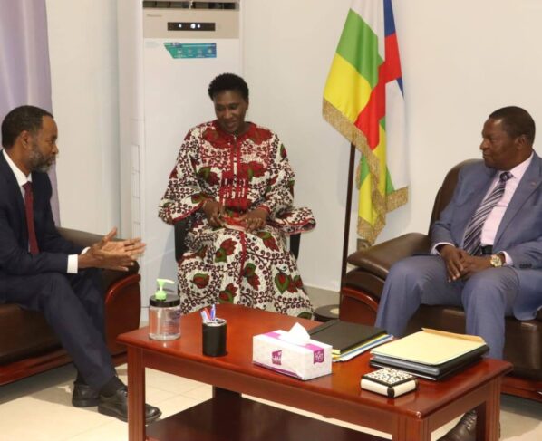 Le président Faustin-Archange Touadéra a accordé, ce lundi 18 mai 2026 à Bangui, une audience à Mohammed Abdiker, en visite de travail en République centrafricaine. Cette rencontre traduit la volonté des partenaires internationaux de renforcer leur accompagnement au processus de stabilisation et de développement du pays.