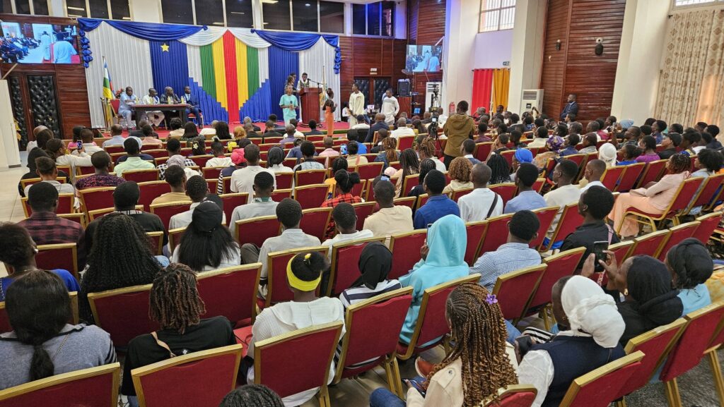 BANGUI – La salle de la Caisse Nationale de Sécurité Sociale a servi de cadre ce week-end à la grande finale de la 5ᵉ édition du concours d’éloquence organisé par l’Institut Universitaire de Gestion, un rendez-vous devenu incontournable pour la promotion des jeunes talents oratoires en République centrafricaine.