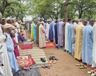 BANGUI – Les fidèles musulmans de la capitale centrafricaine se sont réunis ce matin à la Mosquée Centrale de Bangui pour la grande prière marquant la célébration de la Aïd al-Adha, communément appelée Tabaski.